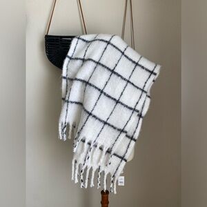 NWT Loft White & Black Plaid Brushed Blanket Scarf